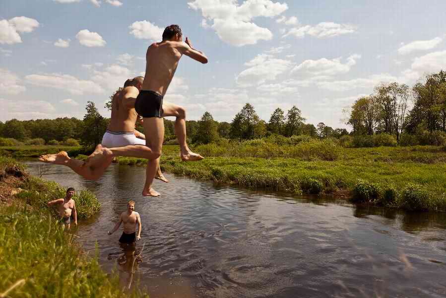 Купалась белье. Лето речка. Купание на речке. Летом на речке. Лето в деревне купаться.