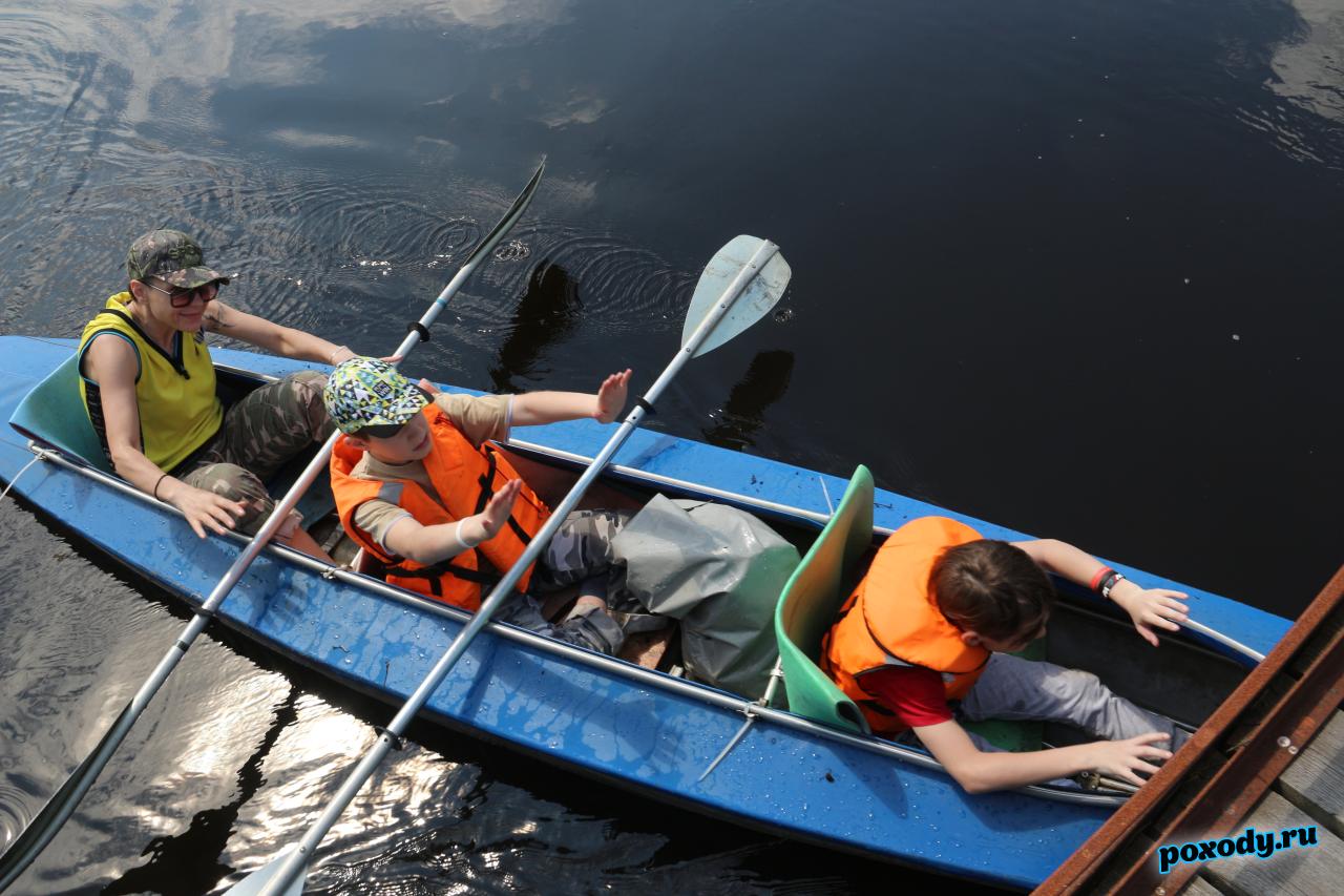 Экипаж байдарки готовится проплыть под мостом