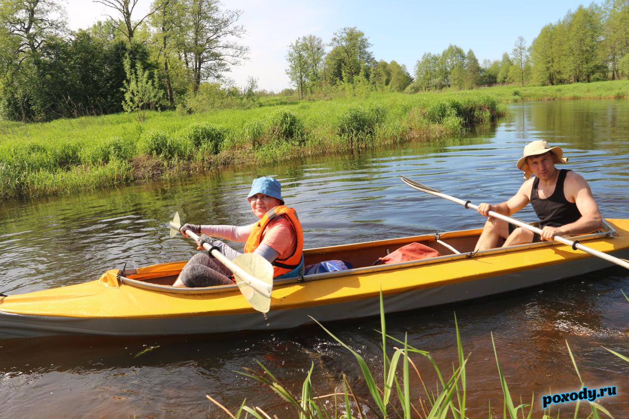 Байдарка Таймень плывет по реке