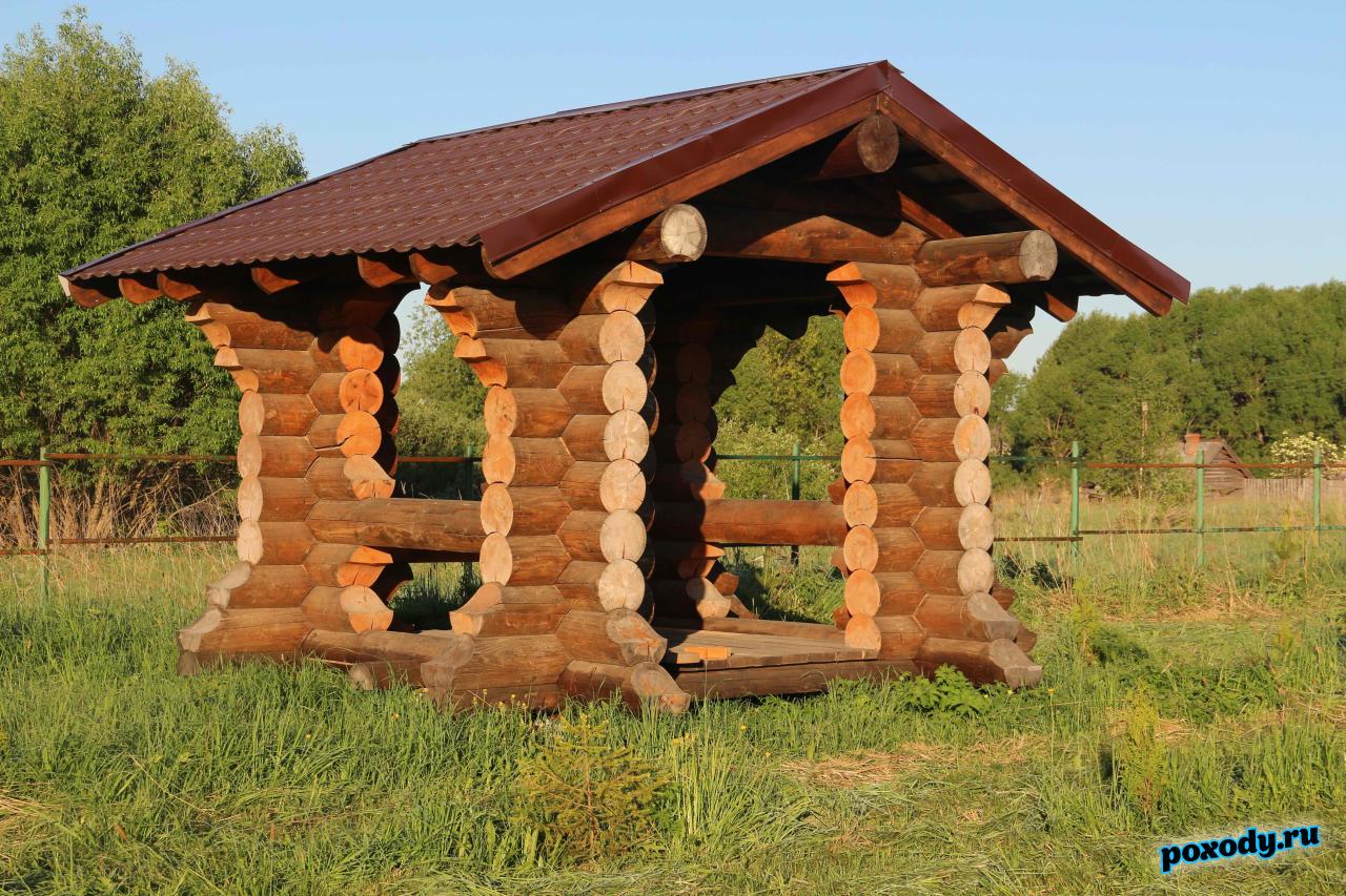 Беседка из бревен для отдыха