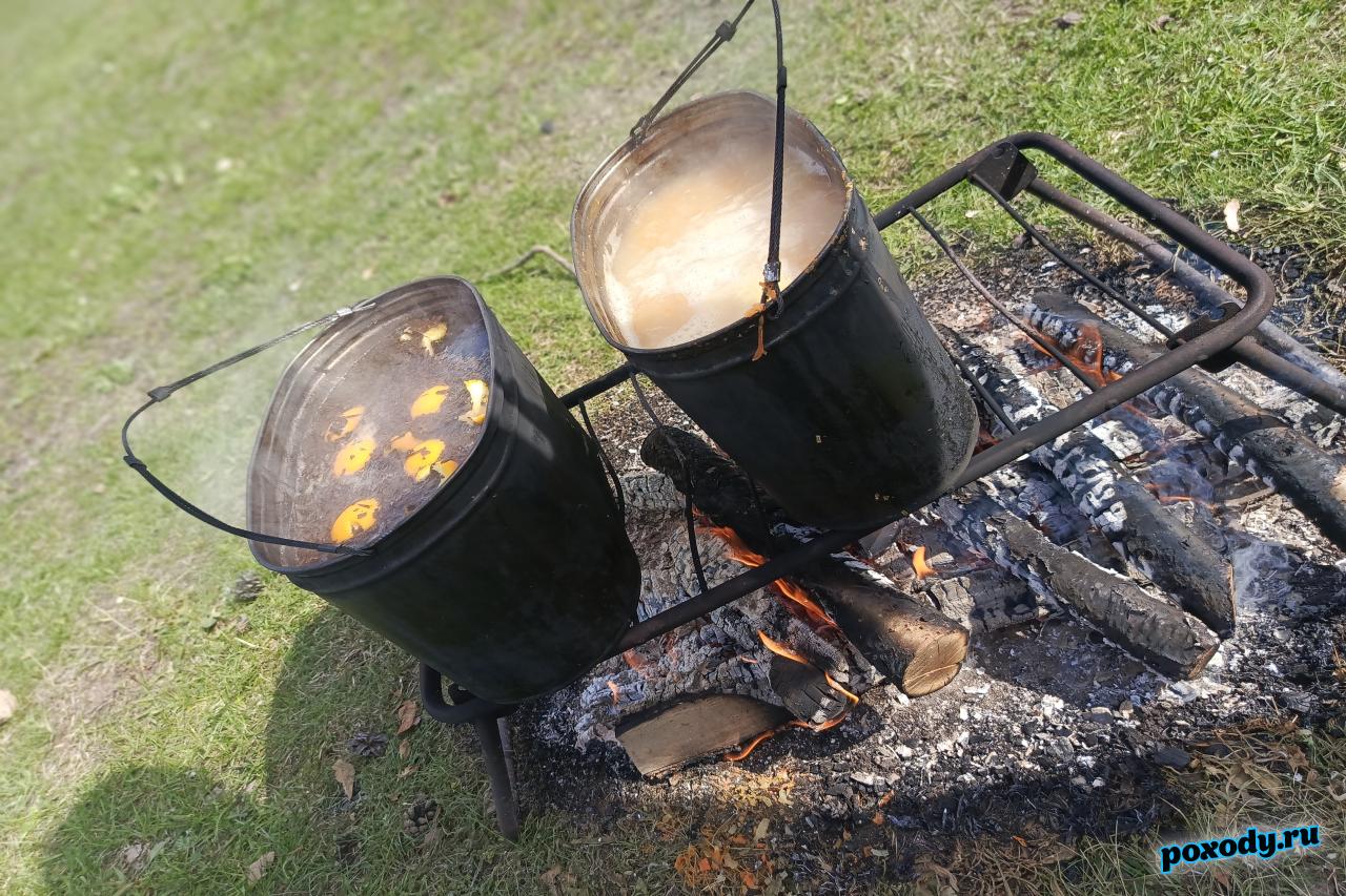 Готовка пищи на костре во время похода 1 мая