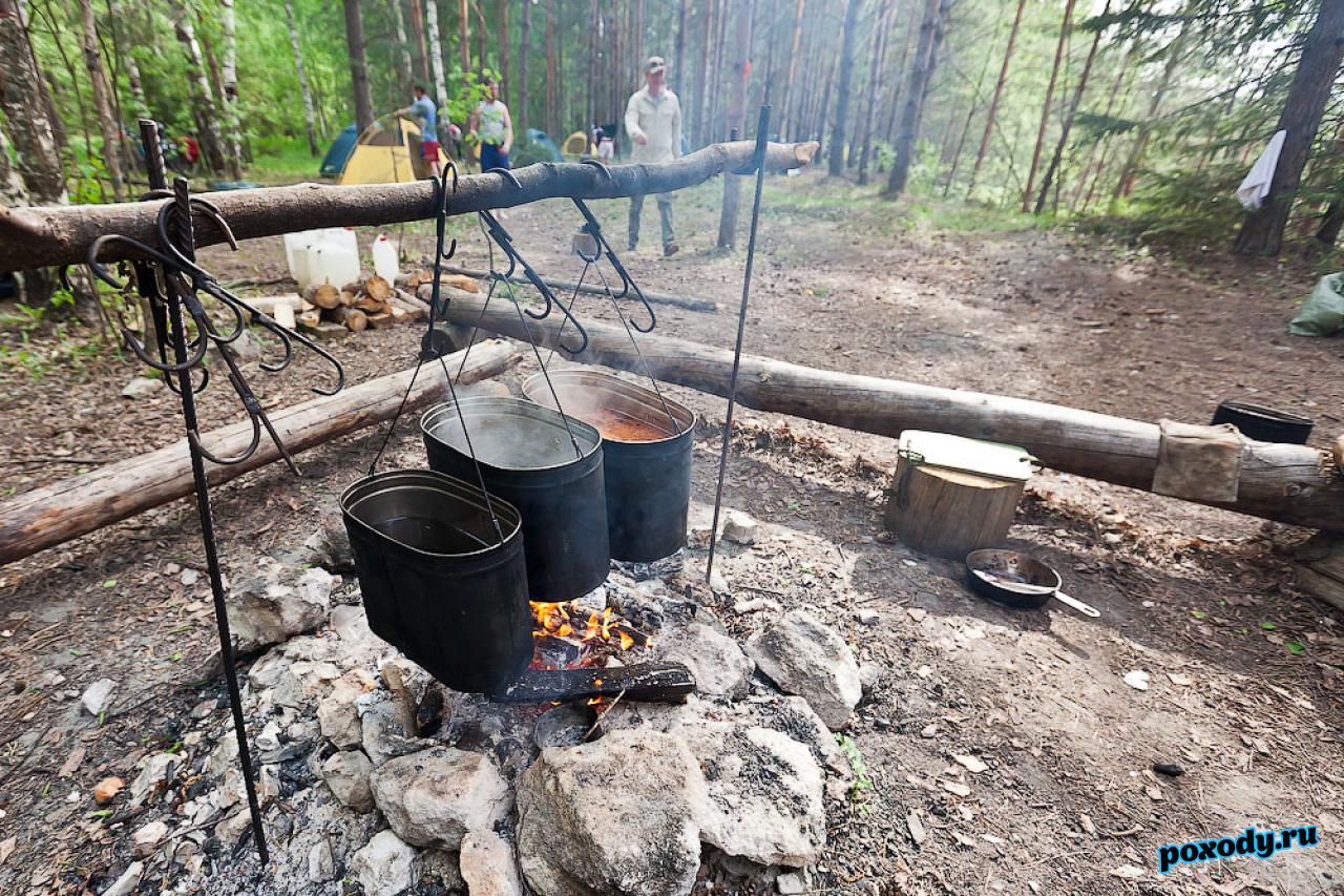 Туристы готовят обед на костре