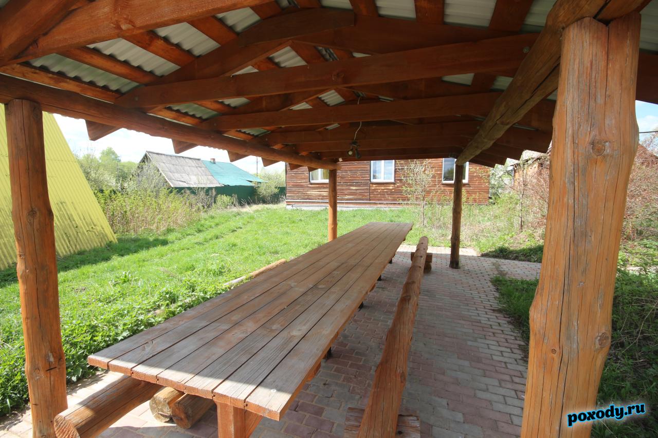 Обеденный стол под навесом 