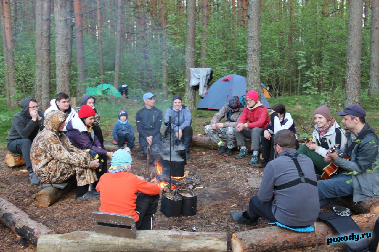 Палаточный лагерь с костром