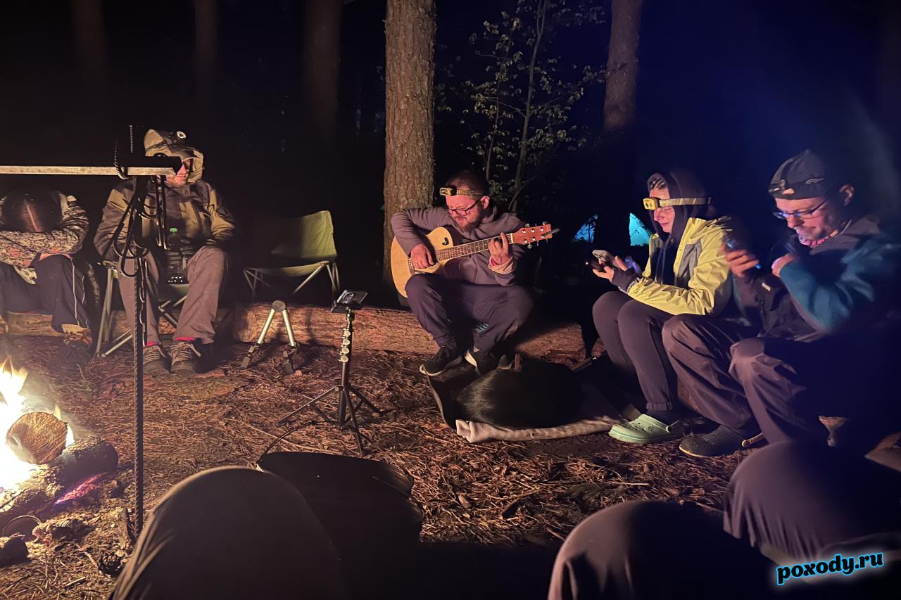 Песни под гитару у костра после завершения маршрута