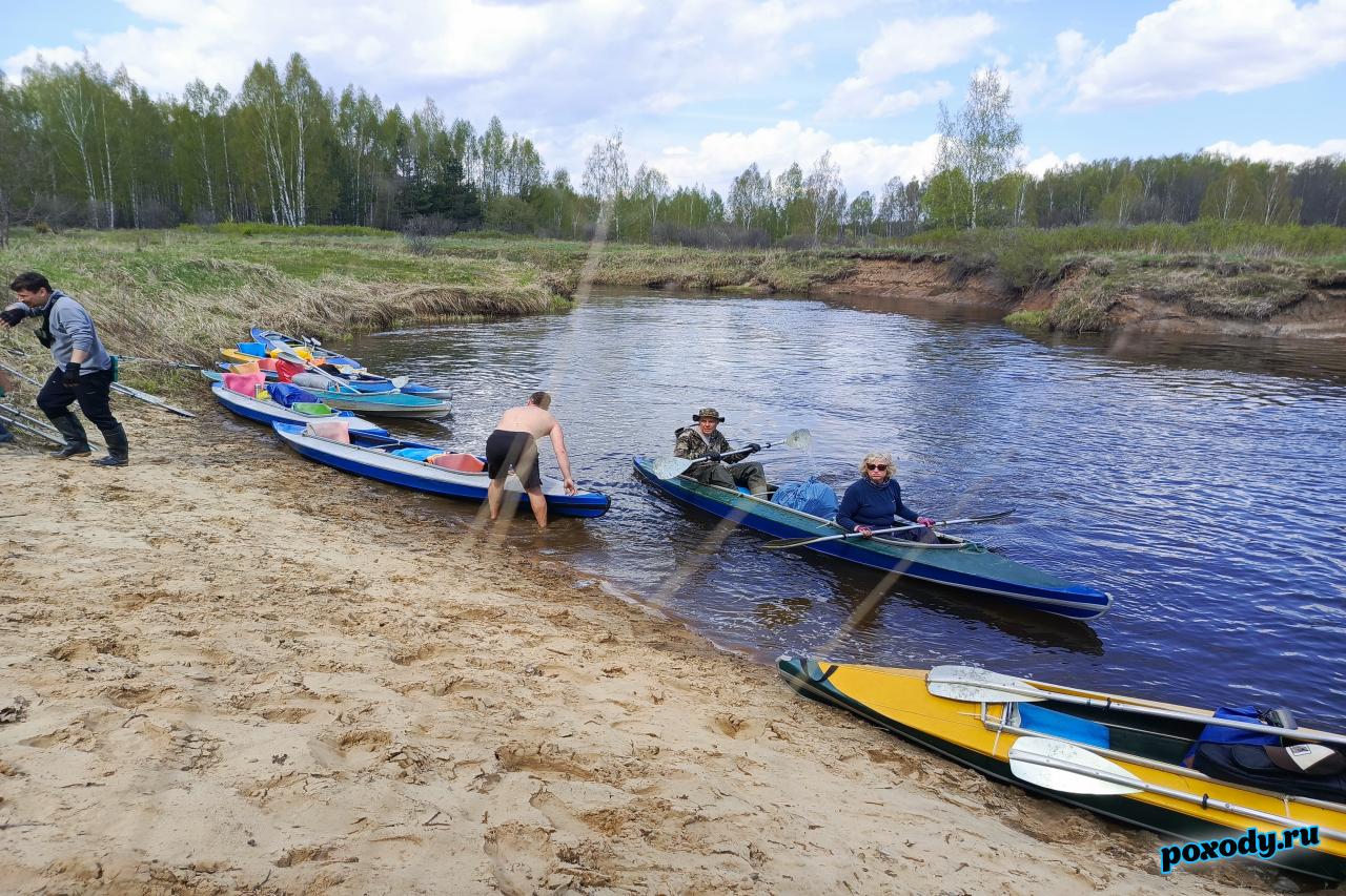 Байдарки причалили рядом с пляжем для перекуса и купания.