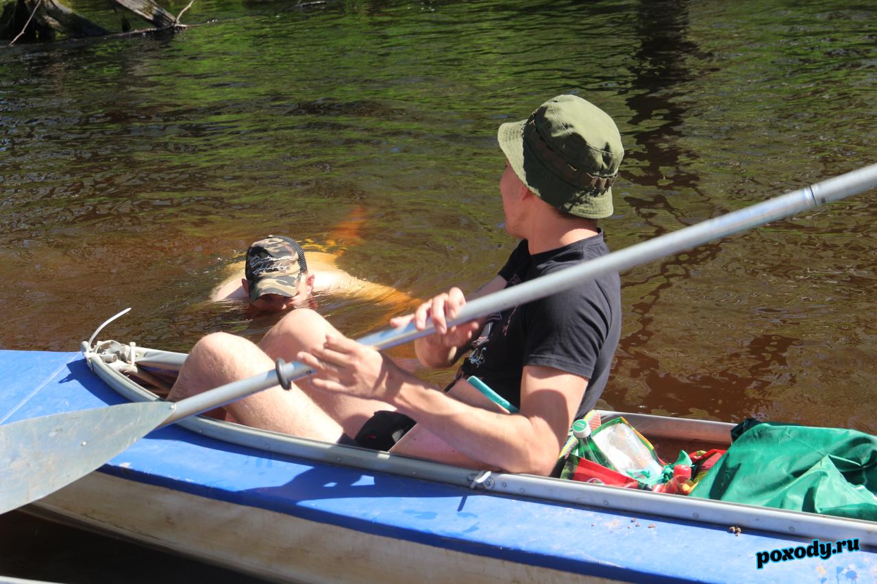 Туристы из Владимира участвуют в походе на байдарках по реке