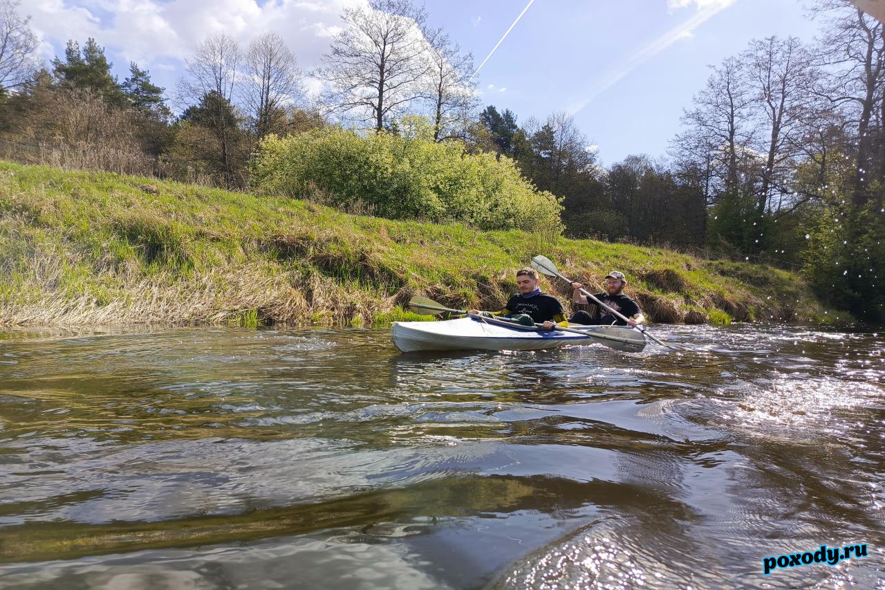 Участники сплава по реке Судогда плывут в байдарке Таймень