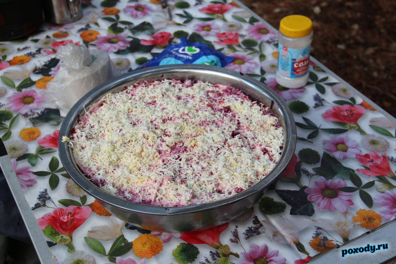 Походный салат на столе для участников сплава