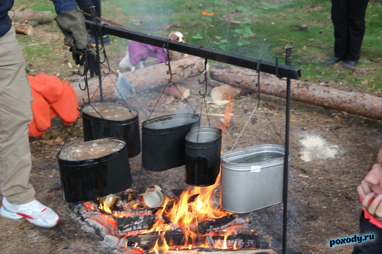 Походный ужин на сплаве по реке