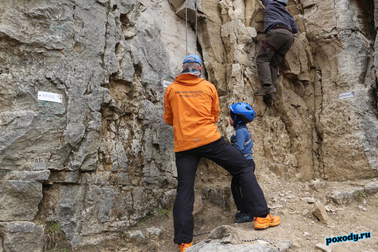 Ребенок готовится заняться скалолазанием на Дюкинском карьере