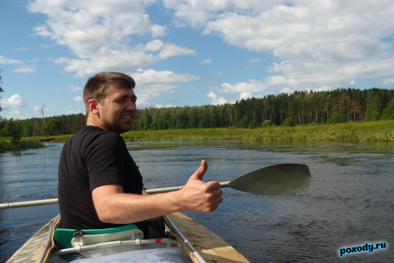 Байдарка плывет по реке Судогда во Владимирской области 