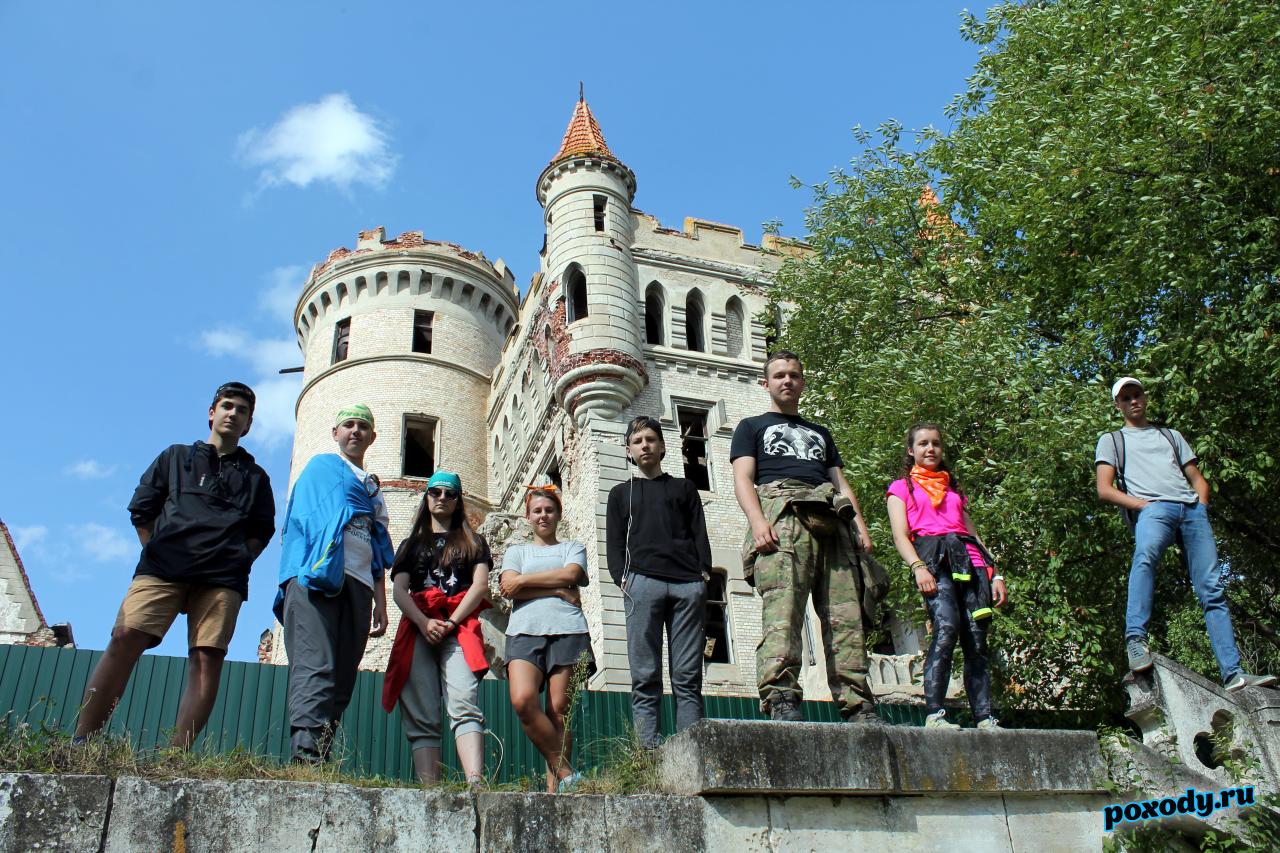 Школьники с экскурсией по замку Храповицкого