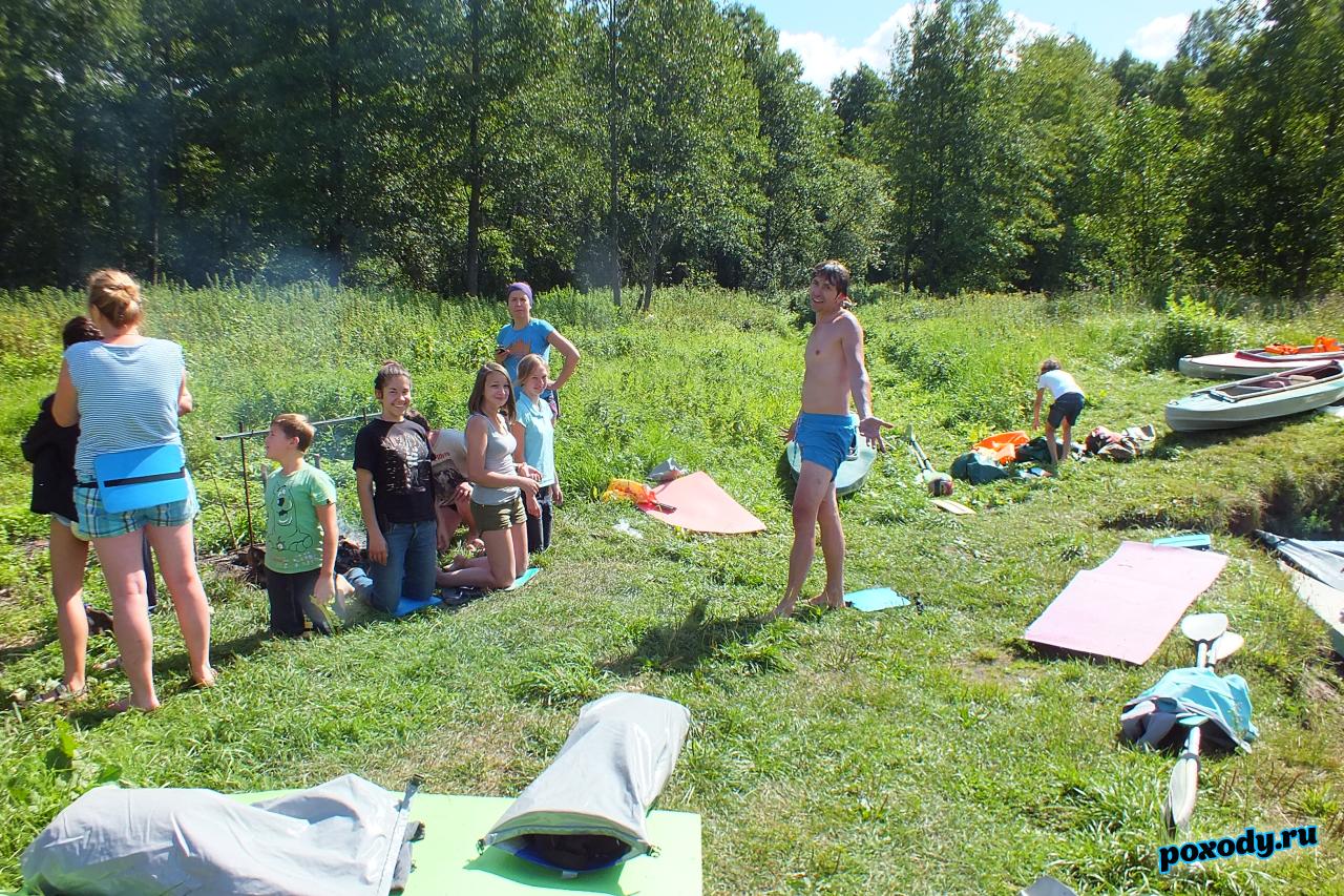 Стоянка на берегу реки после похода на байдарках