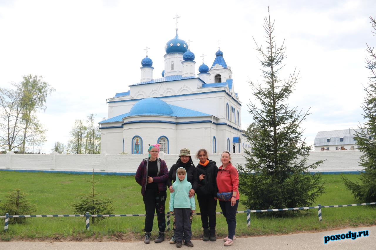 После сплавав на байдарках туристы посещают Спасо-Преображенский женский монастырь