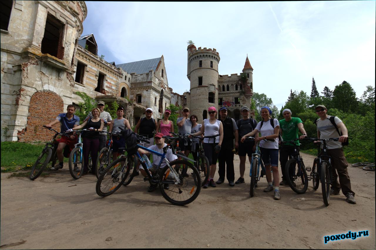 Велосипедисты посетили замок Храповицкого