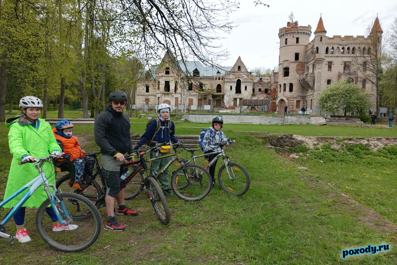 Велосипедисты у замка Храповицкого во время велосипедного похода