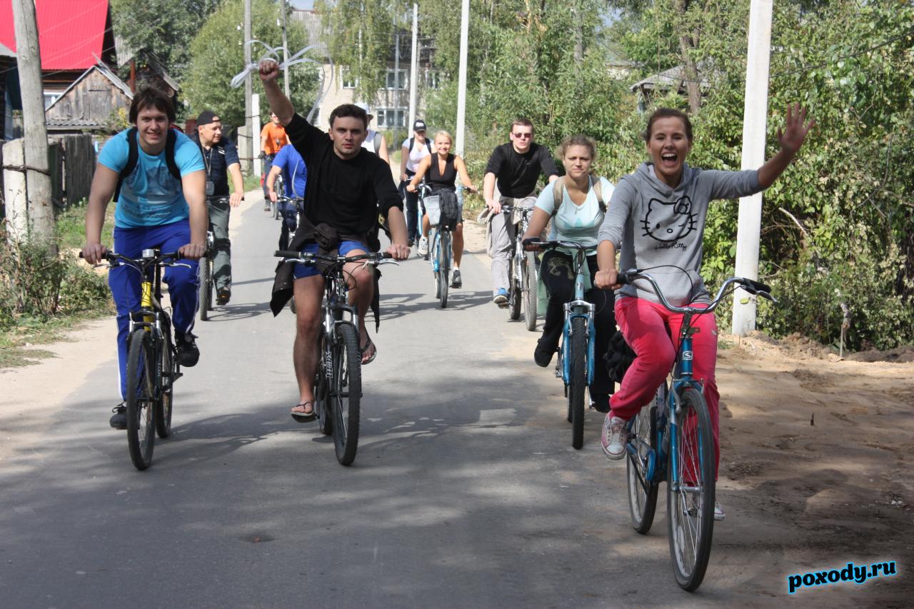 Велосипедисты в походе едут по дороге