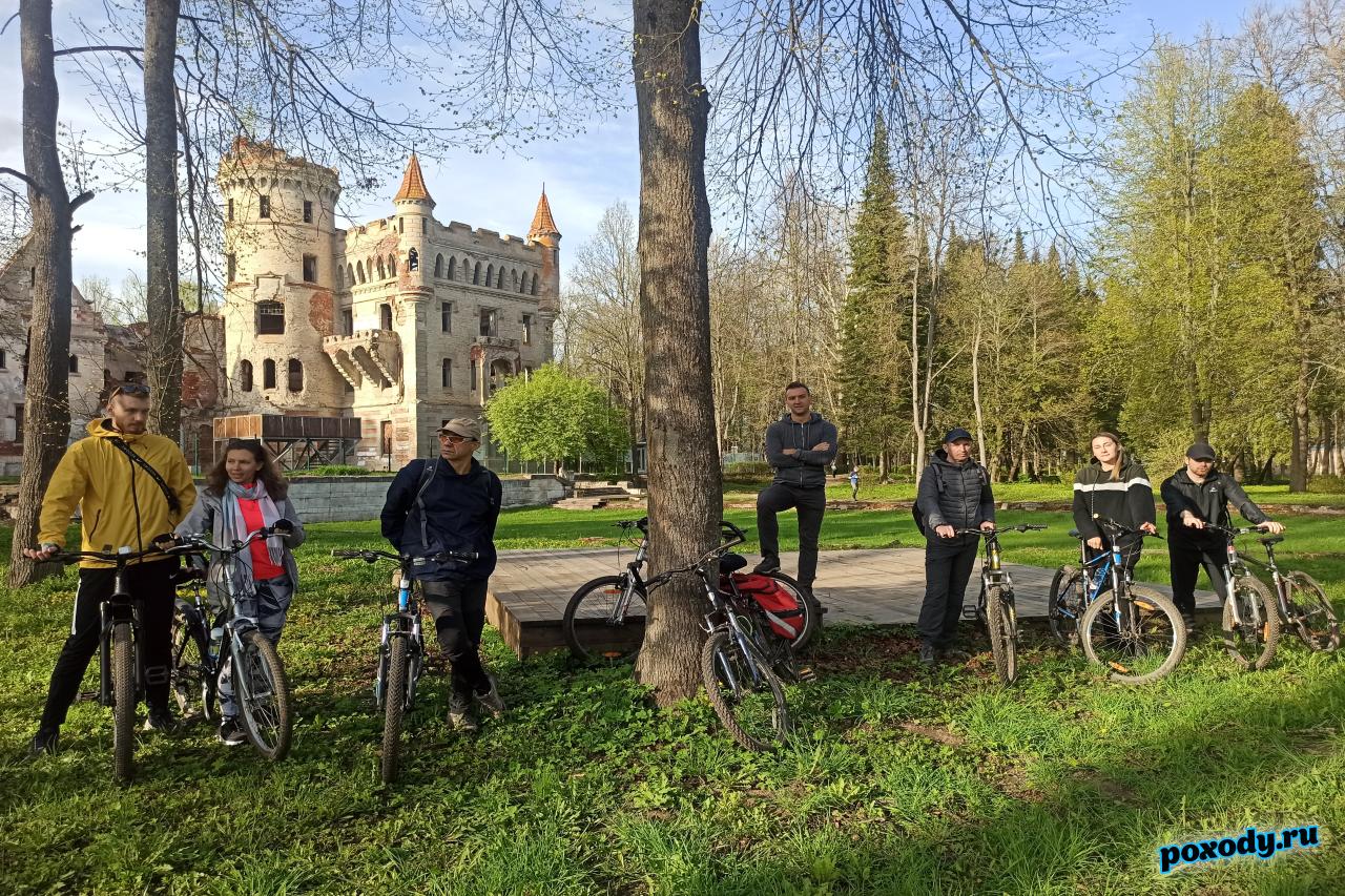 Велосипедисты у замка Храповицкого